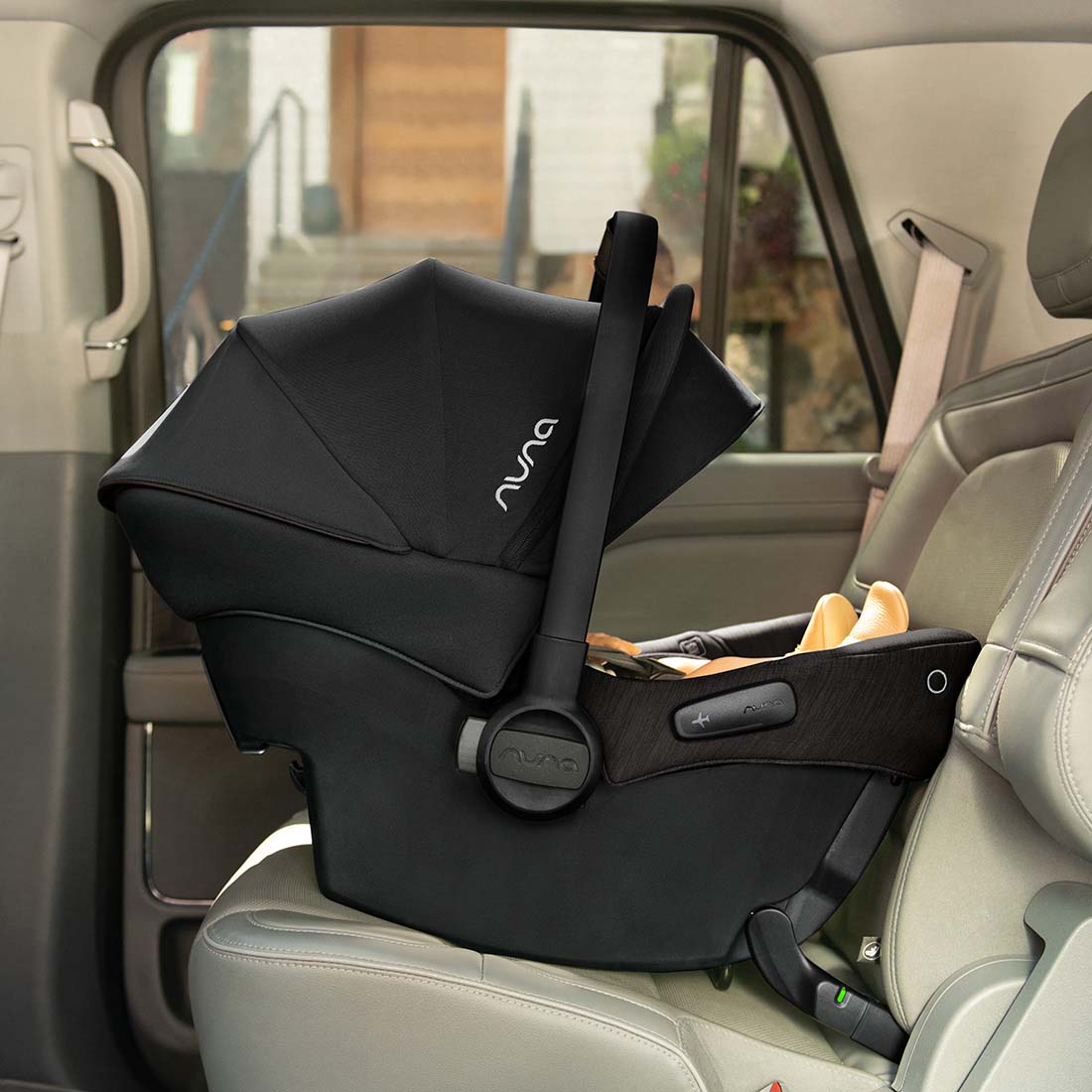 Black nuna PIPA urbn infant car seat with sleek modern design soft fabric canopy baseless ISOFIX i-Size newborn 40-75cm