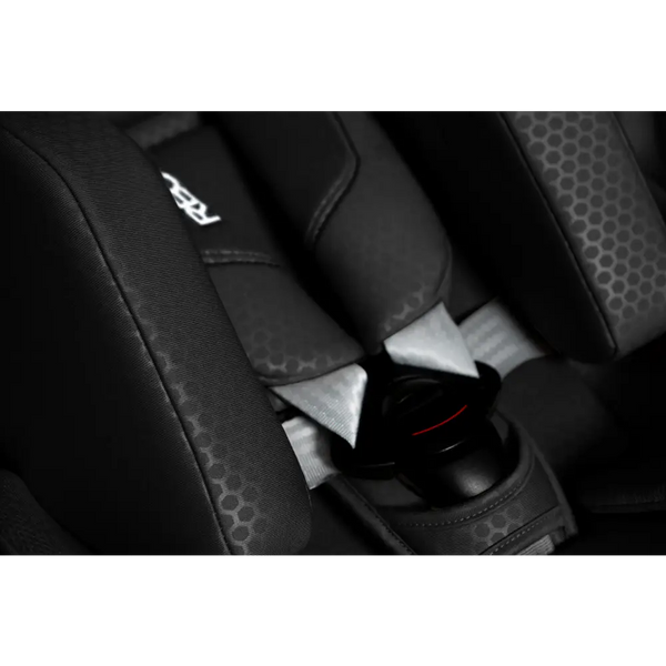 Close-up of the XENON 1 harness buckle, grey straps and padded shoulder covers in Fresh Black.