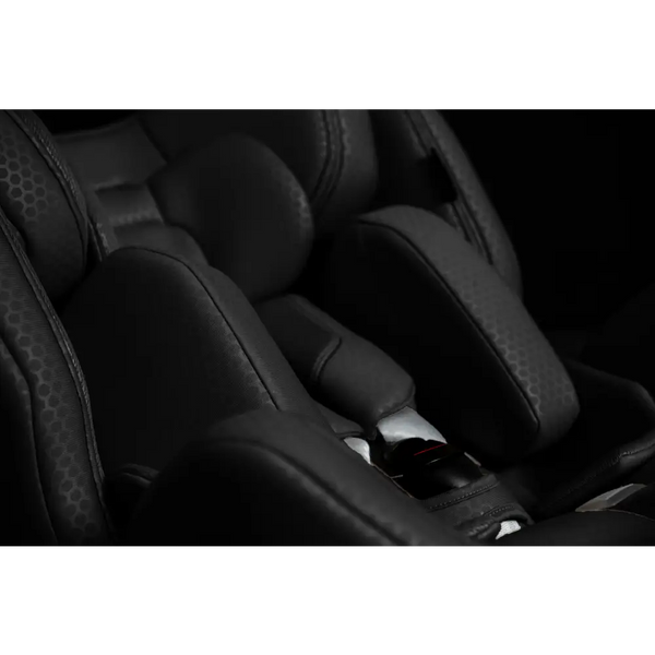 Close-up of the Fresh Black XENON 1’s padded insert, shoulder harness and central buckle.